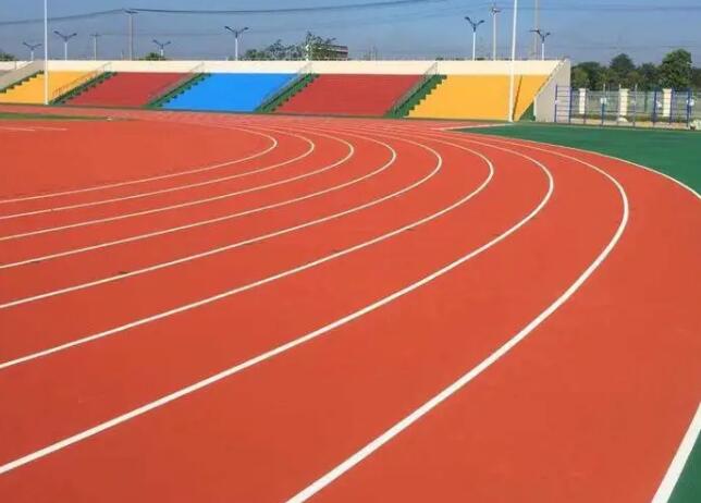 在十堰，學(xué)校塑膠跑道有哪些特點(diǎn)，施工全程又要注意什么！檢驗(yàn)要求呢？