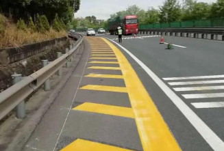 十堰恐龍化工創(chuàng)新驅(qū)動(dòng)，引領(lǐng)道路標(biāo)線(xiàn)漆生產(chǎn)新高度